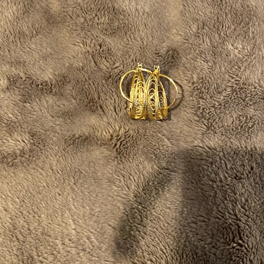 Elegant vintage Avon Gold Hoop Earrings